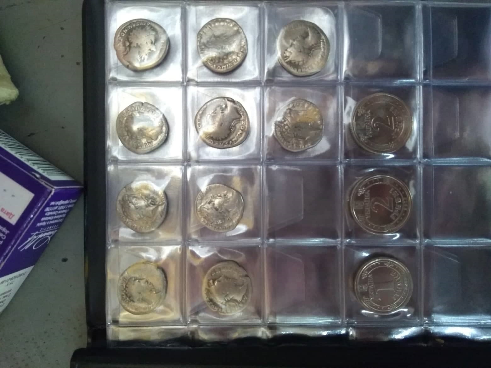 На кордоні на Закарпатті в мікроавтобусі знайшли 10 срібних монет часів Римської Імперії, яким близько 2 тисяч років (ФОТО)