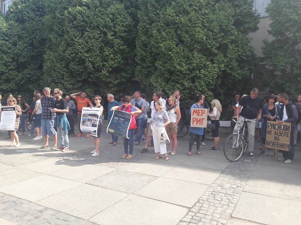 Ужгородці прийшли з мовчазним протестом під мерію Ужгорода (ФОТО, ВІДЕО)
