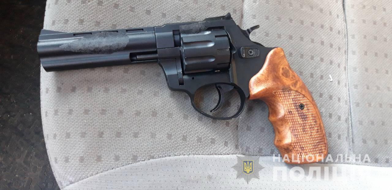 У "Фольксвагені" мешканця Мукачівщини, котрого зупинили за непристібнутий пасок, знайшли пістолети (ФОТО) 
