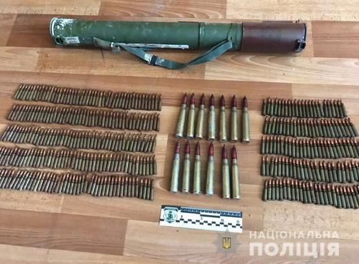 В Ужгороді затримали чоловіка, що намагався продати понад дві сотні набоїв та гранатомет (ФОТО)