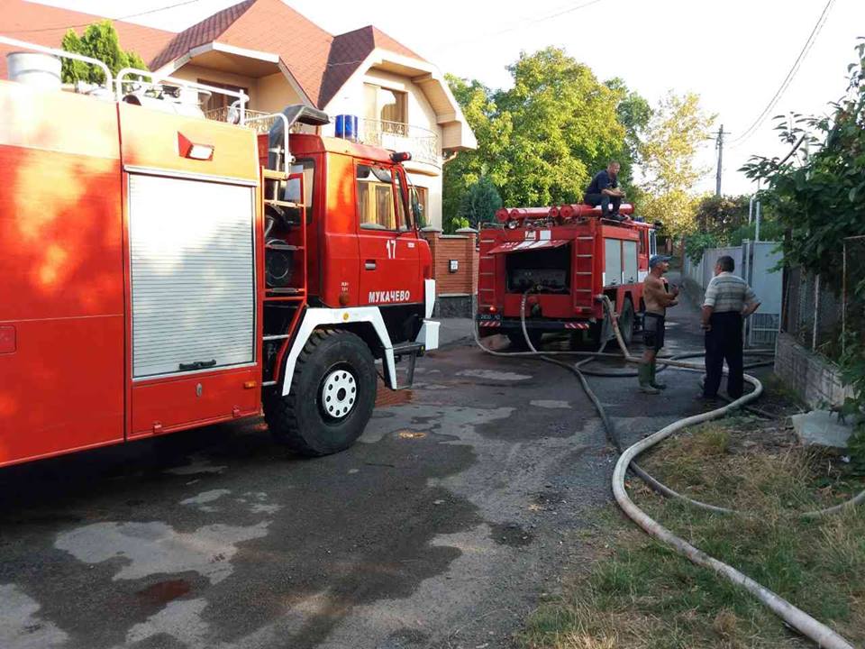 У Мукачеві ліквідовують пожежу в будинку (ФОТО)