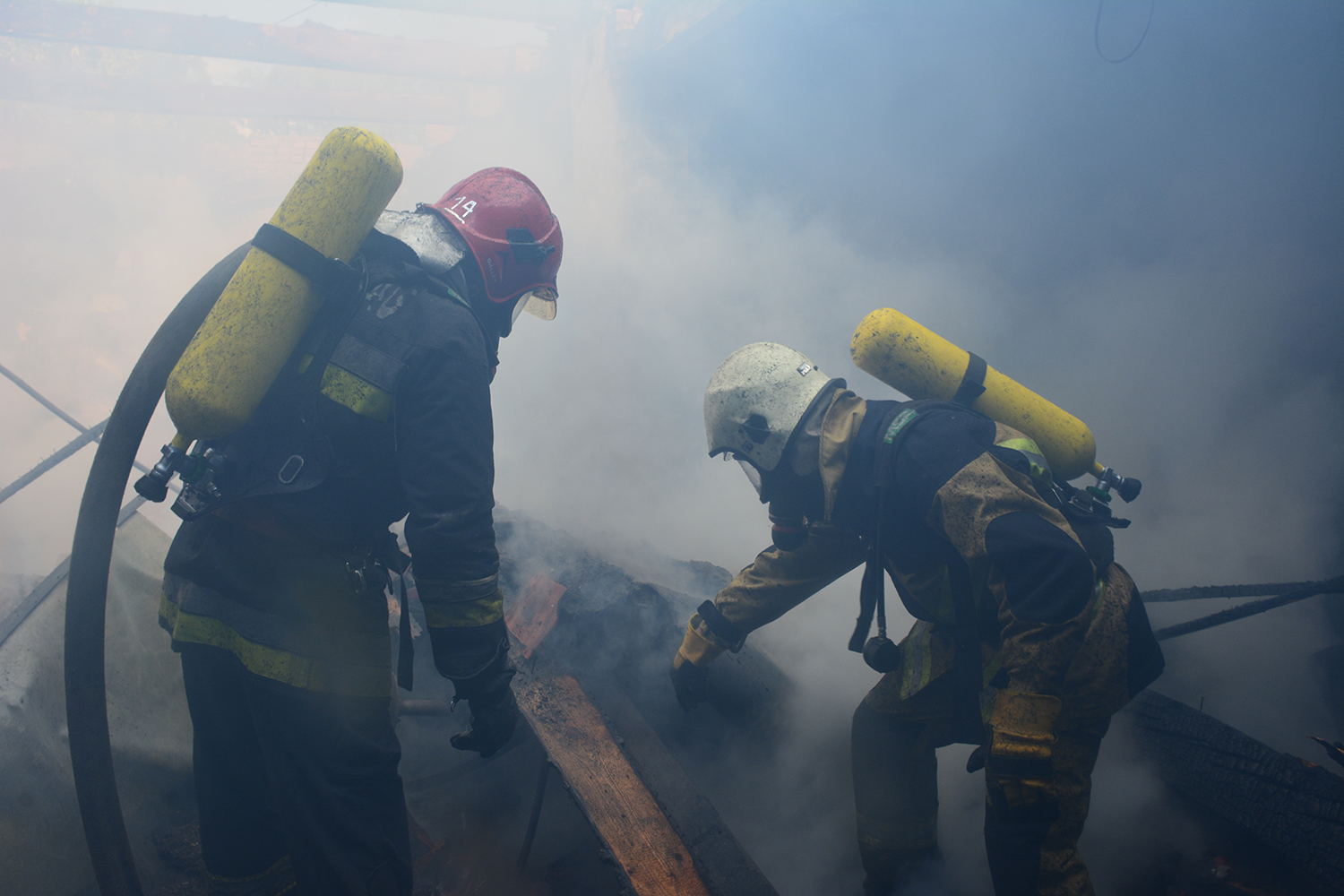 В Ужгороді загасили пожежу у будівлі коледжу, яка не експлуатується (ФОТО)