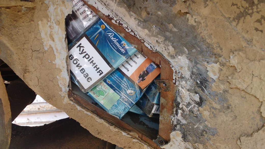 На Закарпатті на кордоні через 300 прихованих пачок сигарет українець позбувся своєї "Ауді" (ФОТО)