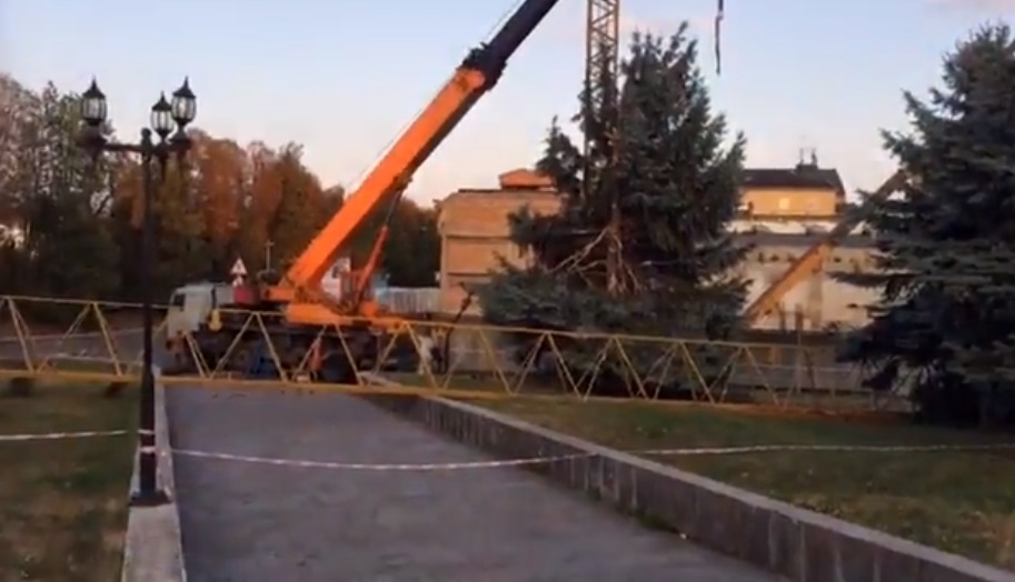 В Ужгороді на будівництві, де раніше впала стіна, тепер впав кран (ВІДЕО)