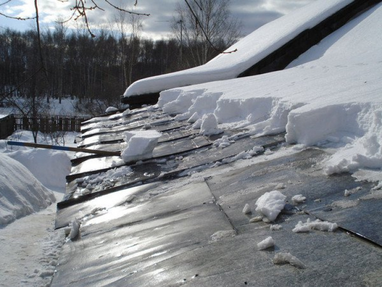 В Ужгороді товстий шар снігу зруйнував частину даху п'ятиповерхівки