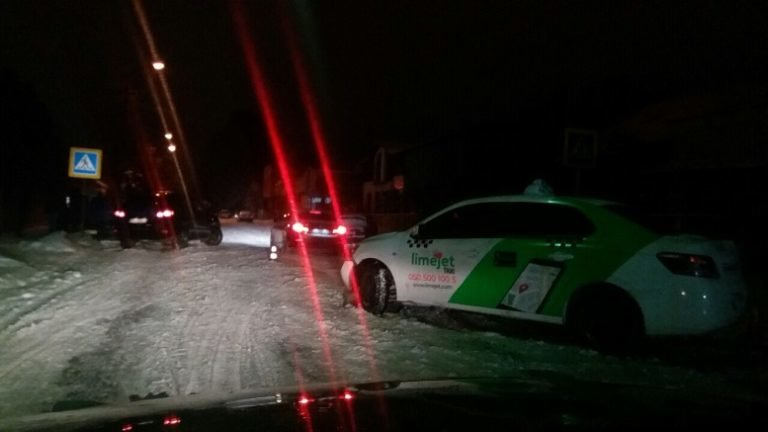 ФОТОФАКТ. В Ужгороді через сніг зіткнулися 3 авто