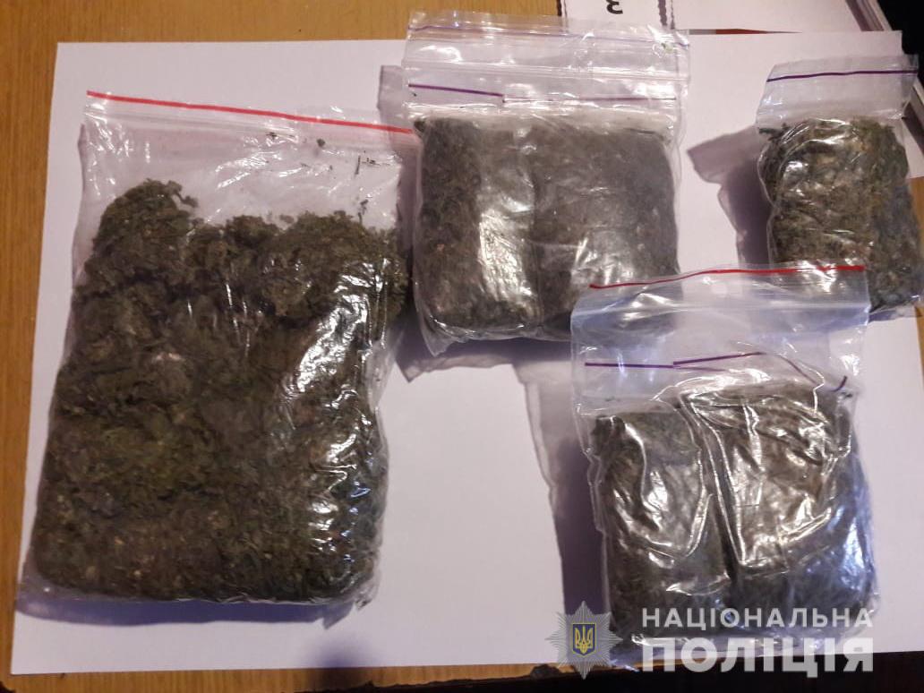 У будинку мешканця Виноградова під час обшуку знайшли 100 г марихуани (ФОТО)