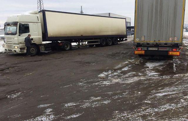 У Мукачеві "надзвичайна" комісія створила пости та заборонила рух вантажівкам міським дорогами 