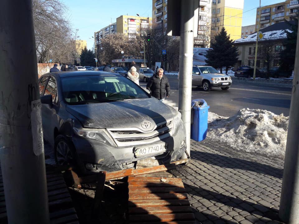 В Ужгороді "Тойота" після зіткнення з VW влетіла в автобусну зупинку (ФОТО)