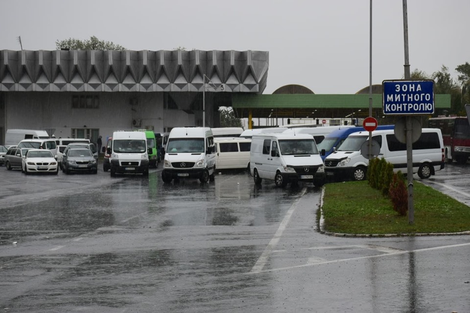 В'їзд в Україну на закарпатському ПП "Тиса" заблоковано водіями