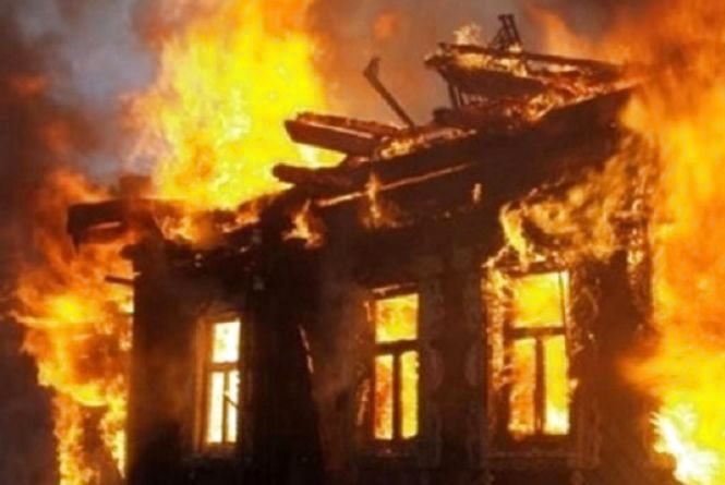 На Рахівщині, у Богдані гасили пожежу в будинку 