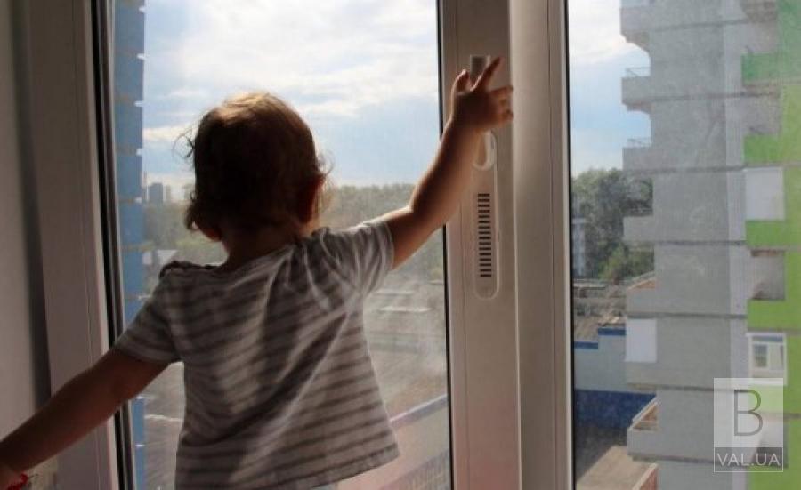 В Ужгороді хлопчик, поки його матір була на кухні, випав із вікна 5-го поверху