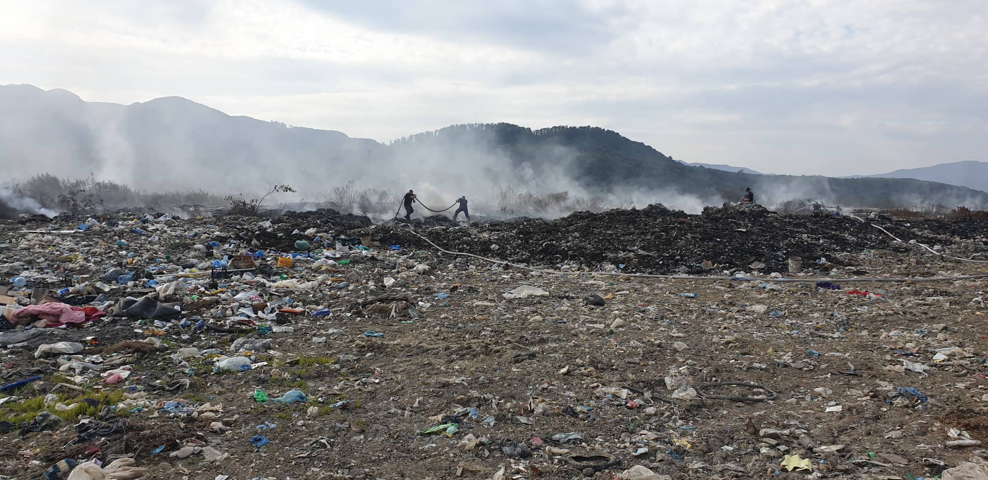 На Хустщині вже добу ліквідовують пожежу на сміттєзвалищі (ФОТО)