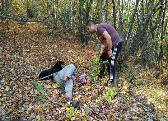 Відгукнувшись на гавкіт собаки, на Свалявщині рятувальник на "тихому полюванні" порятував чоловіка (ФОТО)