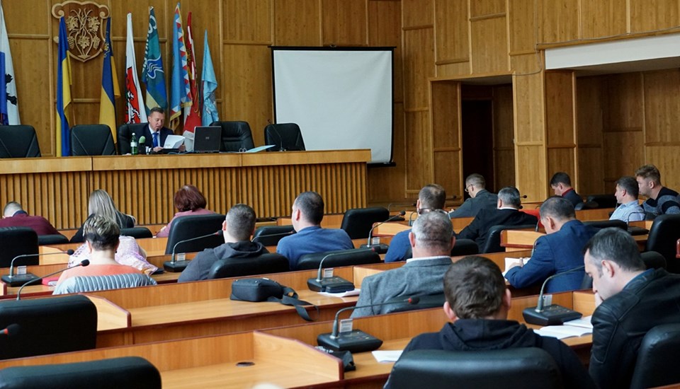 В Ужгороді депутати зібралися на позачергову сесію (ФОТО)