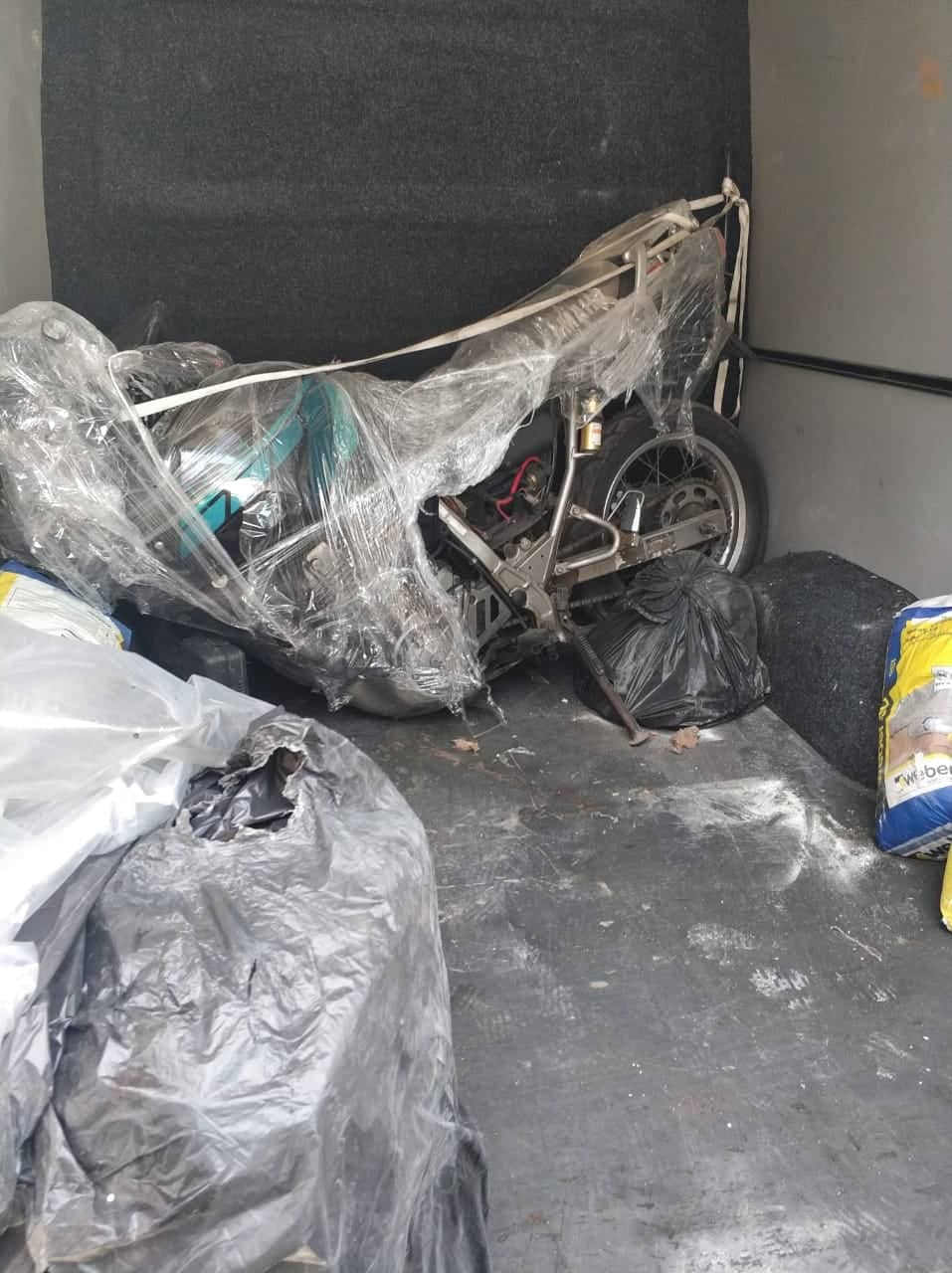 Прихований у мікроавтобусі мотоцикл виявили на кордоні на Закарпатті (ФОТО)