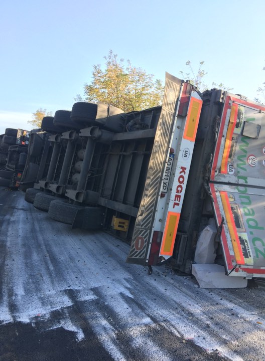 На Мукачівщині на дорозі перекинулася вантажівка, водія з травмою голови забрала "швидка" (ФОТО)