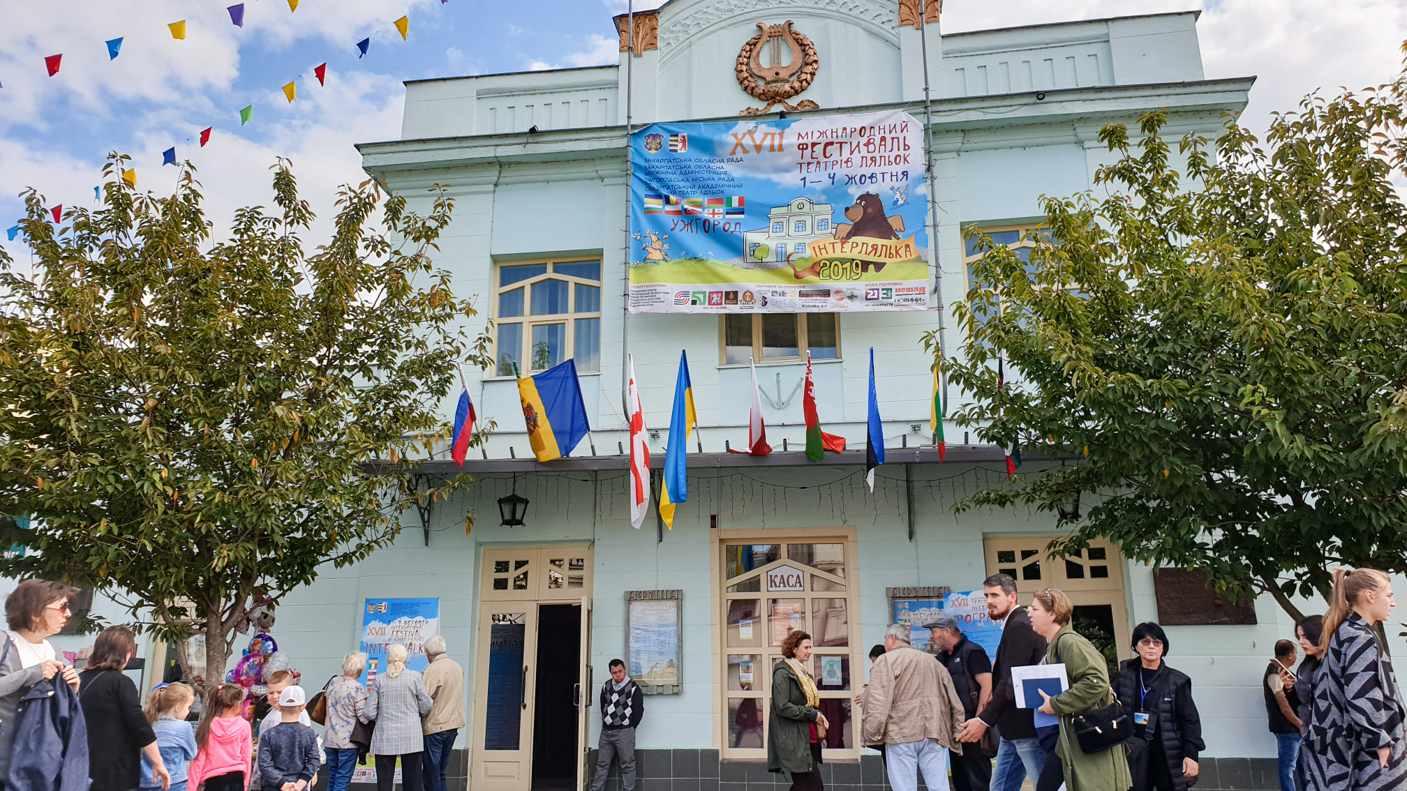 В історичній будівлі театру ляльок в Ужгороді хочуть незаконно облаштувати громадську вбиральню