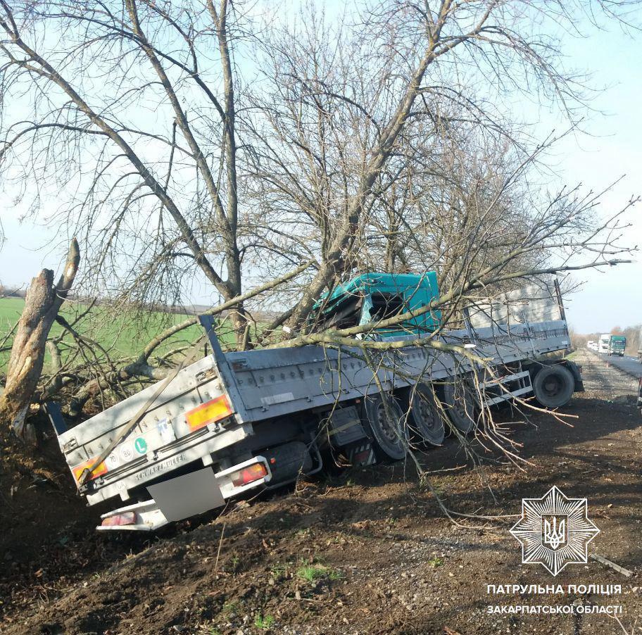 На Мукачівщині через колесо, що луснуло, вантажівка перекинулася у кювет (ФОТО)