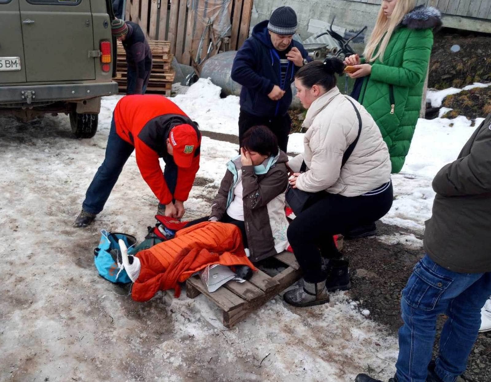 На Рахівщині допомагали жінці, що травмувала ногу, катаючись на лижах (ФОТО)