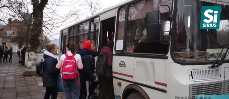 Учні на Виноградівщині змушені "коштовно" добиратись до школи своїм ходом (ВІДЕО)