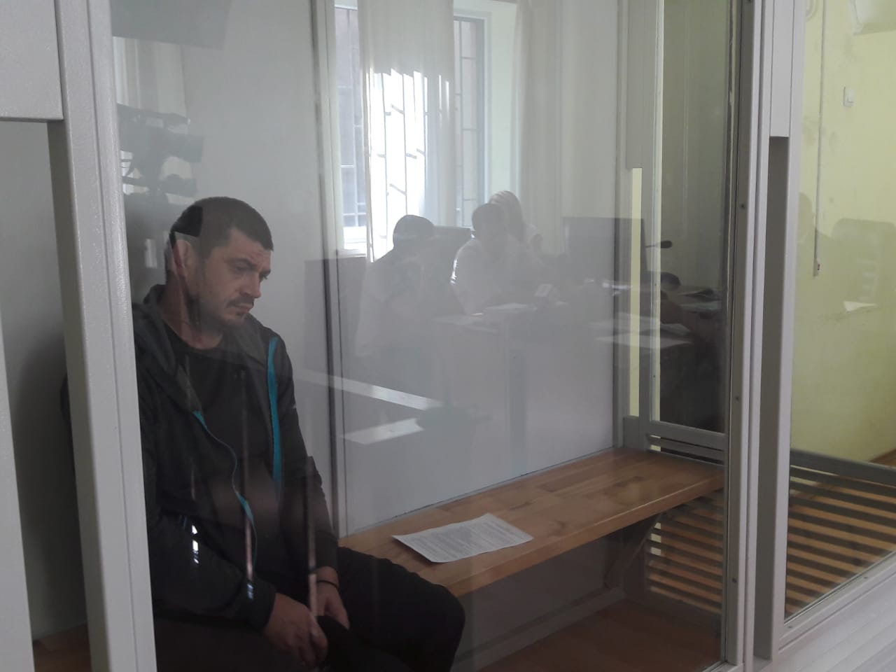 Суд в Ужгороді над хустським організатором наркоторгівлі "Тарі" через неявку його адвоката відкладено на четвер