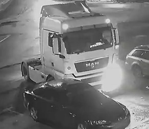 В Ужгороді розшукують тягача вантажівки, що вночі пошкодив припарковану "Мазду" (ВІДЕО)