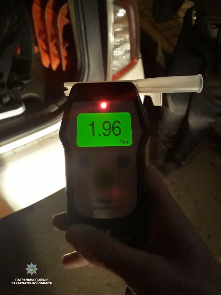 В Ужгорді п'яний водій БМВ врізався у припаркований на узбіччі "Фольксваген" (ФОТО)