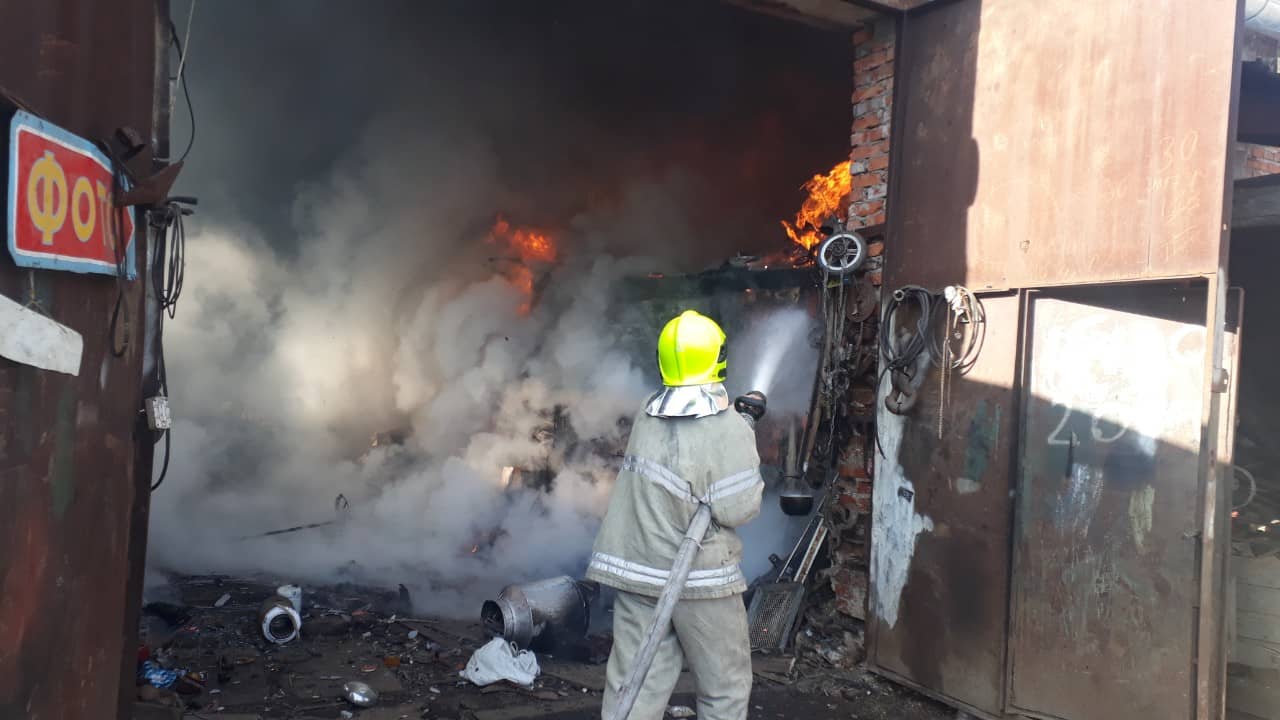 У Рахові загасили пожежу на складі металобрухту (ФОТО)
