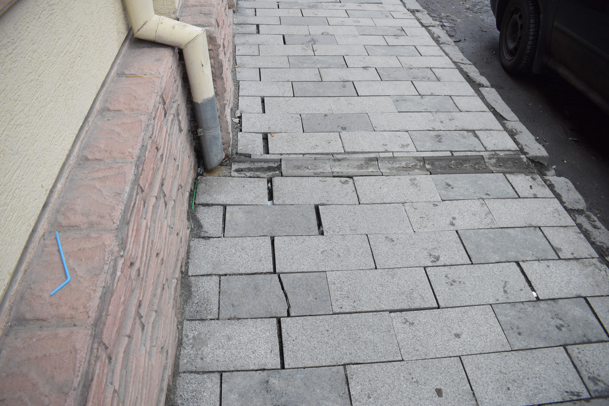 В Ужгороді зобов'язали підрядника полагодити неналежно відремонтовані тротуари (ФОТО)