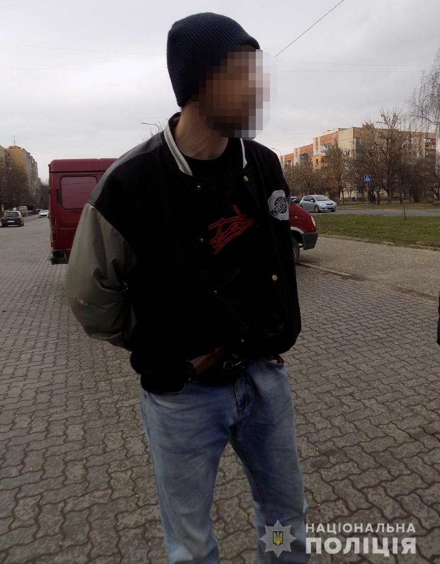 В Ужгороді при перевірці у підозрілого містянина знайшли пістолет (ФОТО)