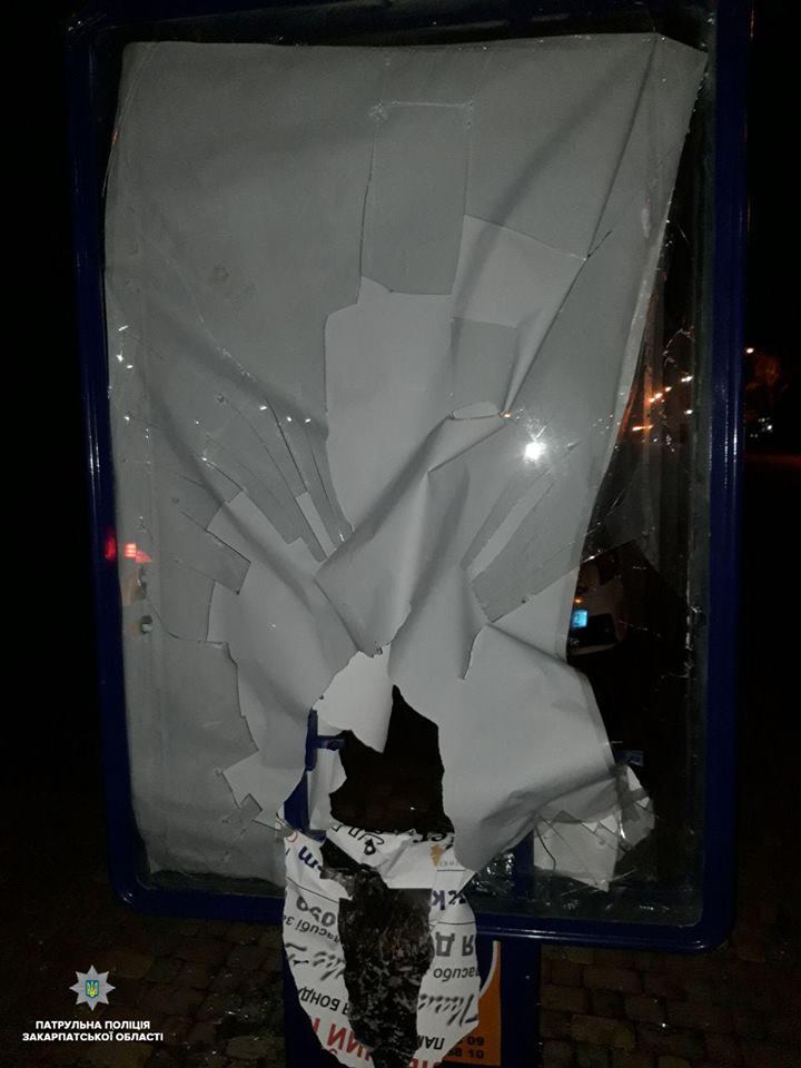 В Ужгороді вночі група хлопців, нецензурно лаючись, розбили рекламний сітілайт (ФОТО)