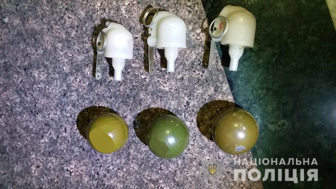 У залишеній на залізничному вокзалі в Ужгороді сумці знайшли 3 гранати (ФОТО)