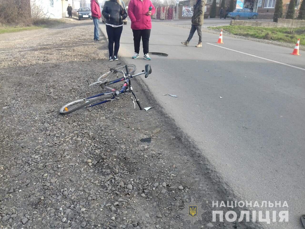 На Виноградівщині мотоцикліст травмував 15-річного велосипедиста, котрий раптово виїхав на його смугу руху (ФОТО)