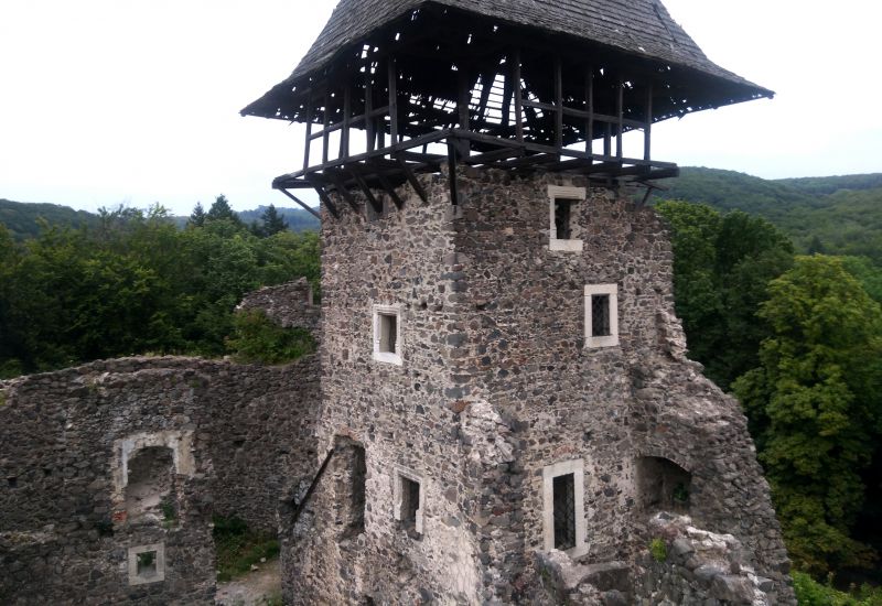 У Невицькому замку демонтують аварійну вежу