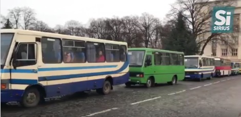 7 автобусів із бюджетниками організовано повезли зранку на Красне Поле з Ужгорода (ВІДЕО)