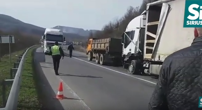 На Свалявщині вантажівка внаслідок пошкодження колеса з'їхала в кювет (ВІДЕО)