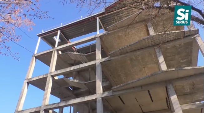 Закарпатський рятувальник розповів, як не дав жінці стрибнути з 5-го поверху недобудови в Ужгороді (ВІДЕО)