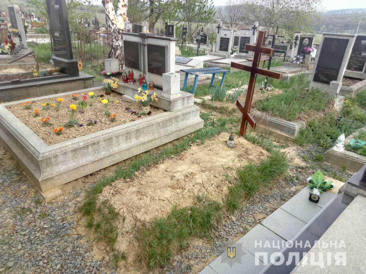 У Мукачеві затримали 60-річну містянку, яка вдруге пошкодила надгробний хрест на могилі (ФОТО)
