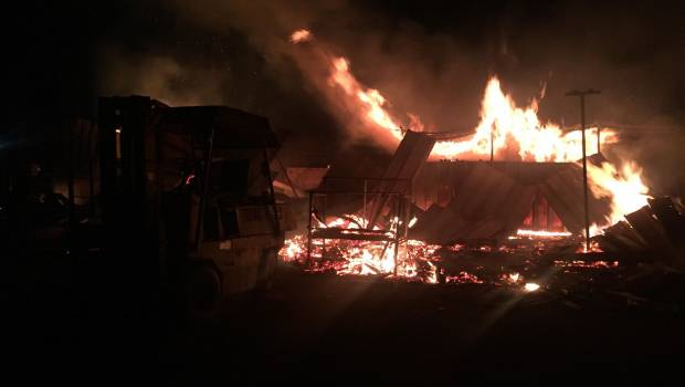 У Мукачеві масштабна пожежа: горить деревообробне підприємство (ФОТО, ВІДЕО)