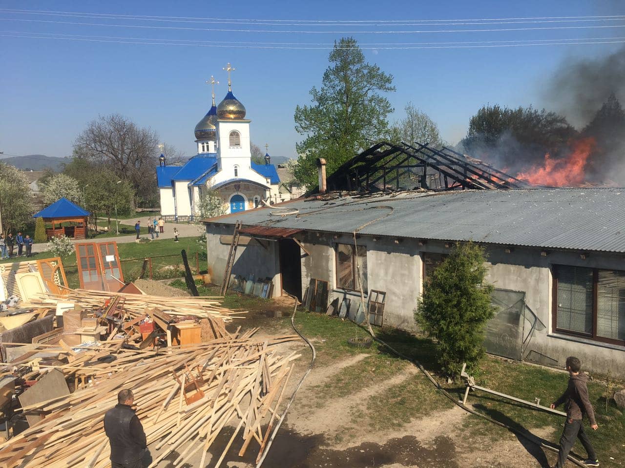 На Іршавщині, у Приборжавському гасили пожежу в столярному цеху