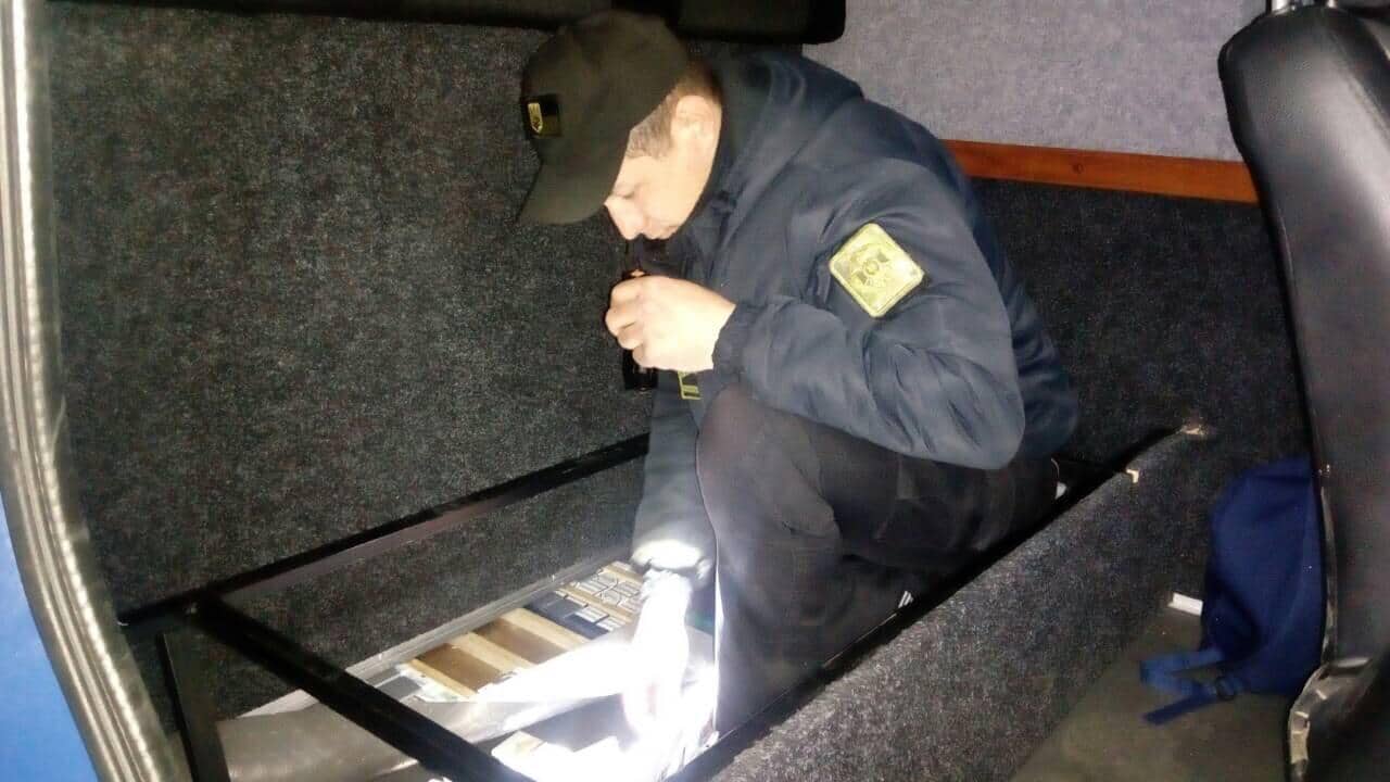 У днищі мікроавтобуса буковинця на Закарпатті виявили сховки з контрабандними сигаретами (ФОТО)