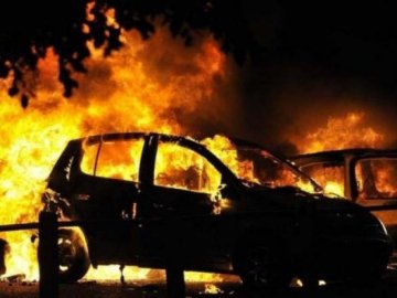 В Ужгороді під час пожежі у Dawoo Lanos постраждав і припаркований поруч Fiat Scudo