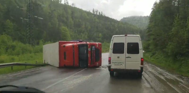 На Закарпатті на гірській дорозі перекинулася вантажівка (ВІДЕО)