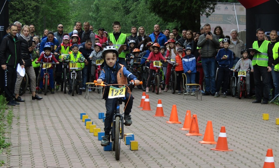 У Боздоському парку в Ужгороді проходить свято велоспорту і здорового відпочинку для дітей та молоді "Велолідер" (ФОТО)