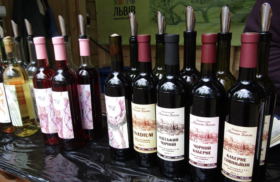Фестиваль вина "Сонячний напій" триває в Ужгороді (ФОТО)