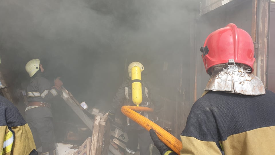 В Ужгороді встановлюють причину пожежі на складі магазину (ФОТО)