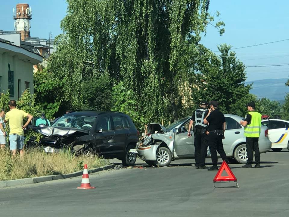 ФОТОФАКТ. На Заньковецької в Ужгороді зіткнулися 2 авта
