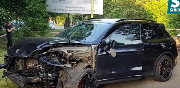 Слідчі чекають для показів власника Porsche, на якому 21-річна студентка скоїла серйозну ДТП в Ужгороді (ВІДЕО)