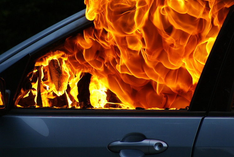 Нічна пожежа в Ужгороді знищила ВАЗ і пошкодила припаркований поруч Daewoo Matiz